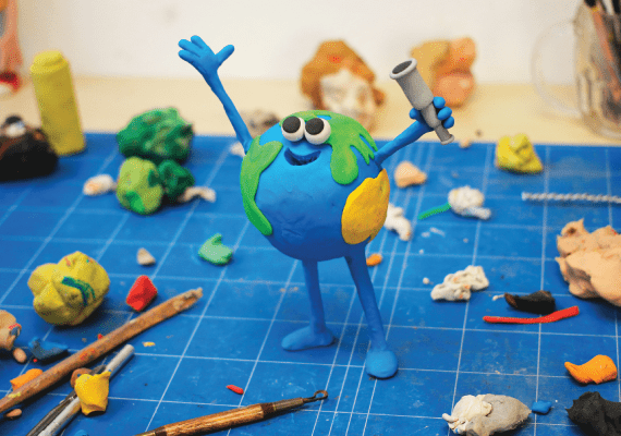 Niños participando en actividades del programa Verano Digital 2020 del Centro Educativo Bilingüe Atenea, combinando arte, tecnología y aprendizaje.​